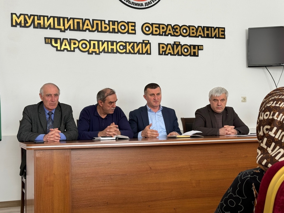 В администрации района прошла рабочая встреча куратора Чародинского района с активом района